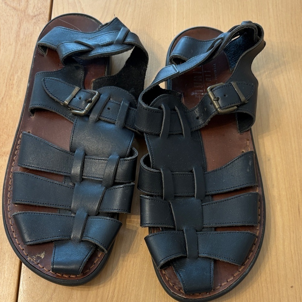 Munro Women’s Black Faux Leather Sandals. Size 8.5